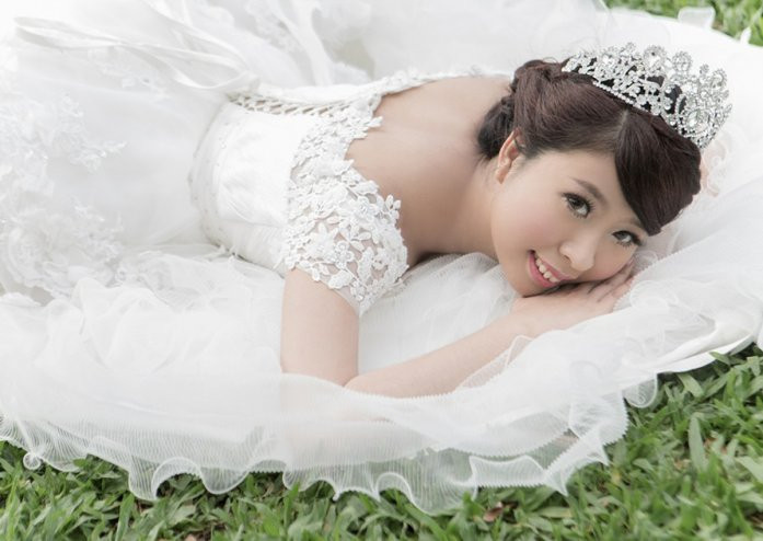 Bộ ảnh cưới lấy đi nước mắt của không ít cư dân mạng thuộc về Q May Chen (28 tuổi), đến từ Đài Loan (Trung Quốc), đang chiến đấu với tử thần hàng ngày vì căn bệnh ung thư vú quái ác.