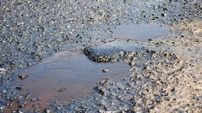 Nhà thầu thi công định thảm nhựa trên nền đường gồ ghề, đọng nước