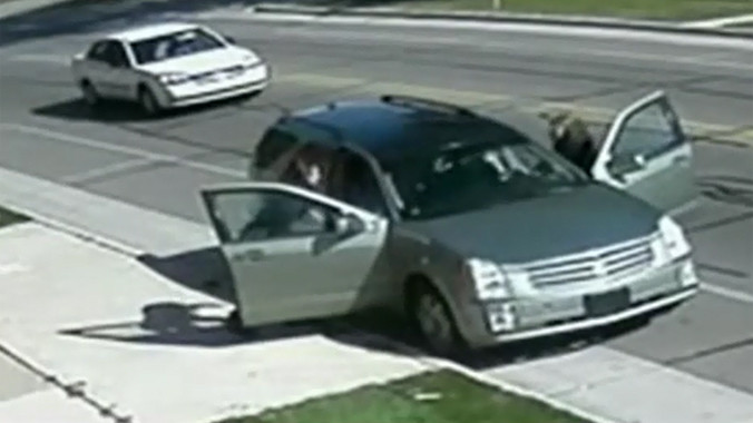 Vợ đánh đu cửa ô tô, chồng nhấn ga lao vun vút