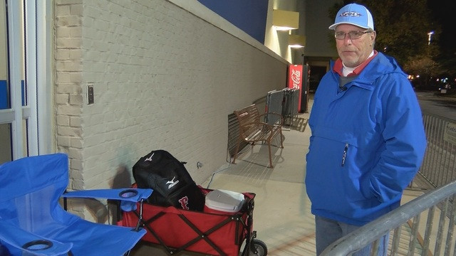 Ông Wren Powell xếp hàng chờ Black Friday suốt nhiều ngày.