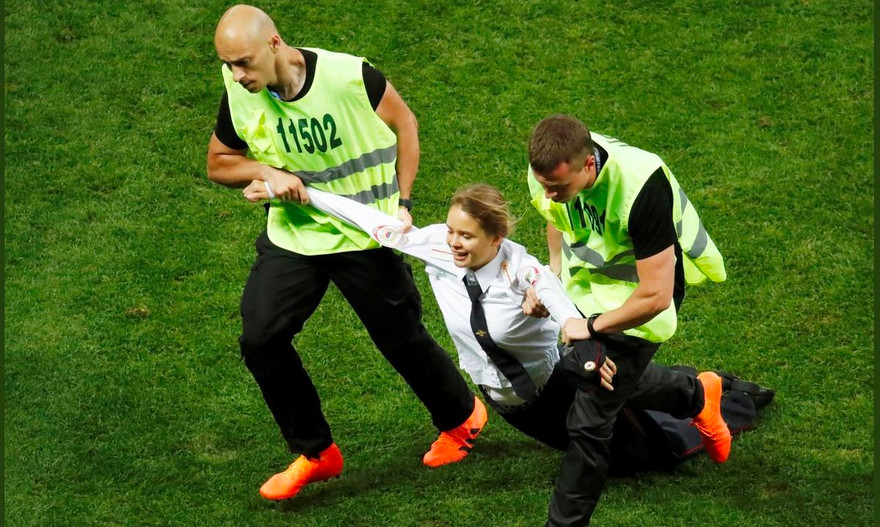 Một thành viên Pussy Riot bị cưỡng chế rời sân thi đấu chung kết World Cup.