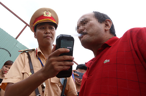 Cảnh sát giao thông trên toàn quốc sẽ tập trung đợt cao điểm xử lý vi phạm nồng độ cồn từ 16/12/2016 đến 15/2/2017. Ảnh minh họa: Bá Đô.