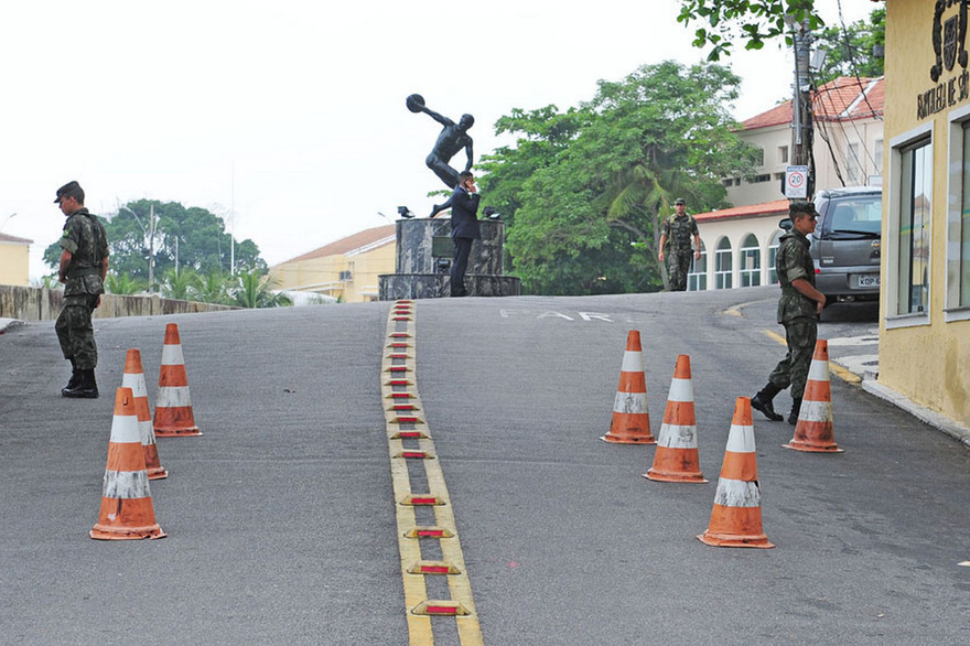 Đường vào sân tập tuyển Anh được quân đội bảo vệ từ hai tuần qua