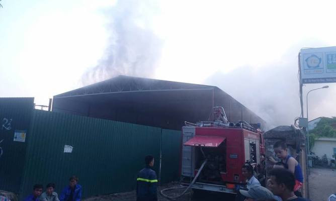 Cháy lớn kho chứa vải trên đường Phạm Văn Đồng