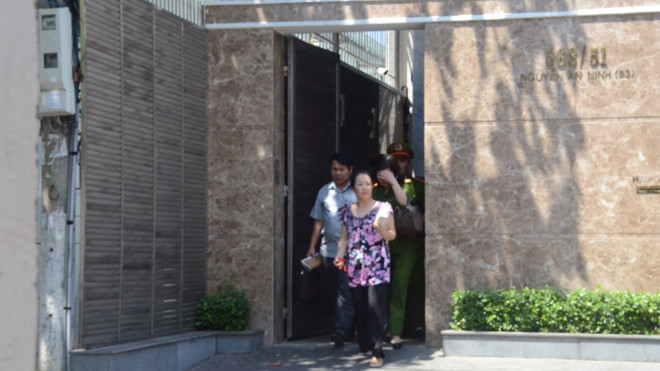 Bà Ngô Minh Phượng (đi đầu tiên) được dẫn ra xe của cơ quan điều tra. Ảnh: Phạm Hùng