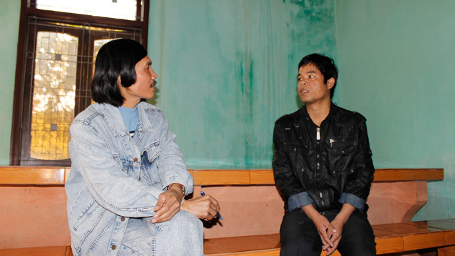 Kẻ sát nhân Hồ Văn Công (phải): Em nhớ vợ con quá, cán bộ ơi!