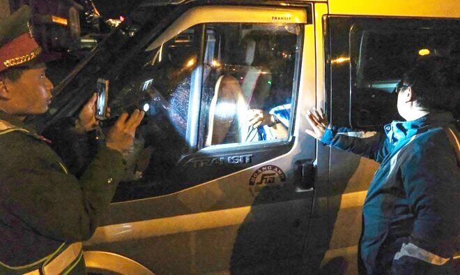 Tài xế Cường đóng cửa nằm trong ôtô hơn một giờ. Ảnh: G.B. 