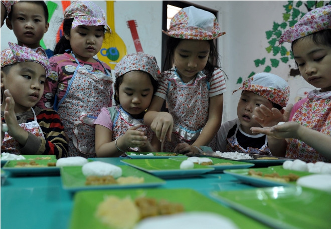 Ngắm con trẻ làm bánh đón Tết Hàn thực