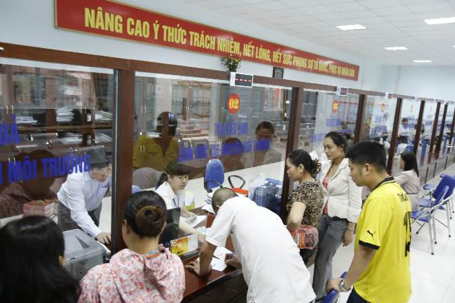 Người dân đến làm các thủ tục hành chính. Ảnh: Như Ý