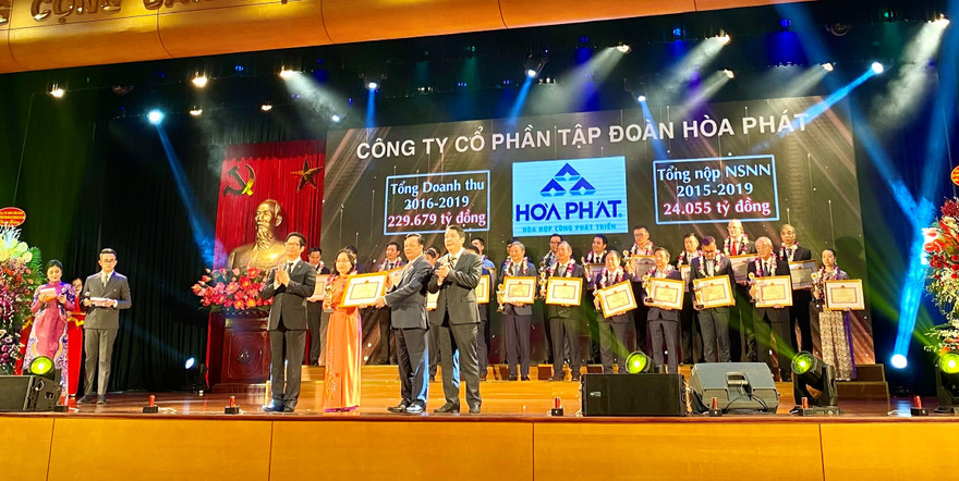 Đại diện Tập đoàn Hoà Phát nhận bằng khen, kỷ niệm chương vì có thành tích tiêu biểu về thuế.