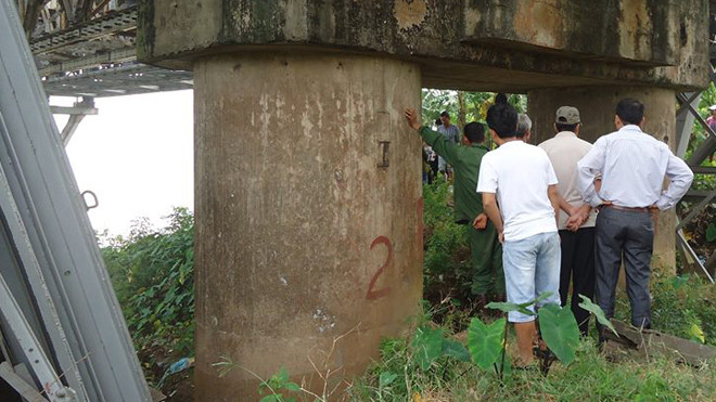 Lực lượng chức năng khám nghiệm hiện trường, tử thi đề điều tra vụ việc