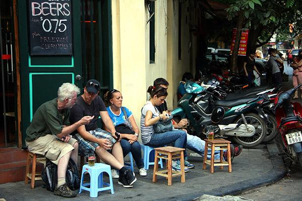 Du khách nước ngoài đập cửa xin tắt... loa phường!