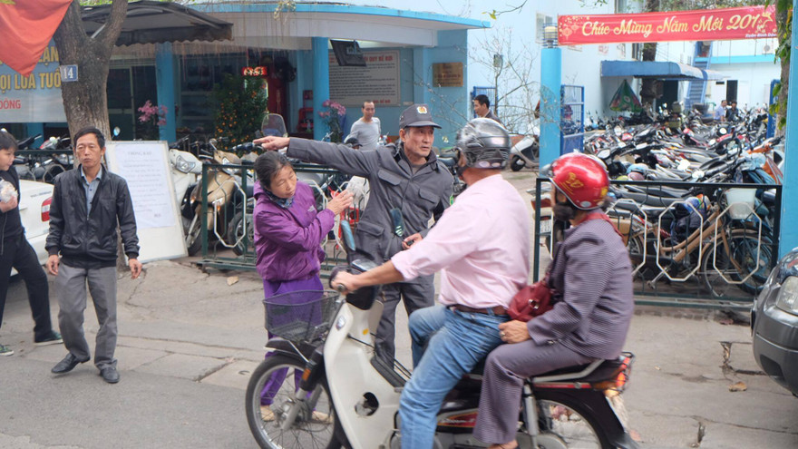 Trông giữ xe miễn phí hội gò Đống Đa sớm 'vỡ trận'