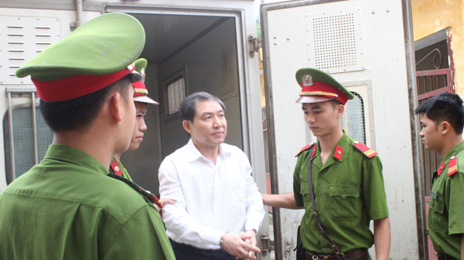  Dương Chí Dũng bị áp giải đến toà chiều qua, nhận án tử hình
