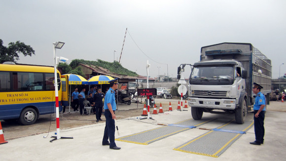 Siết tải trọng các phương tiện vận tải để bảo vệ đường. Ảnh minh họa