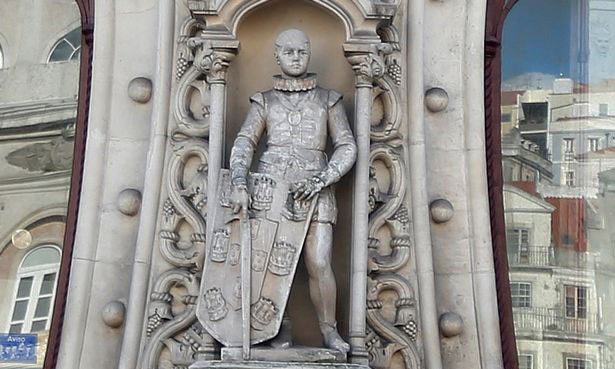 Bức tượng Dom Sebastiao trước khi bị phá hủy.