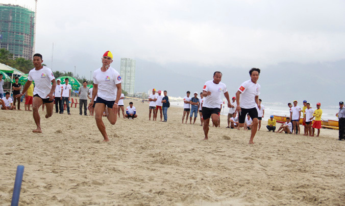 Các đội cứu hộ tranh tài môn cướp cờ. Ảnh: Thanh Trần. 