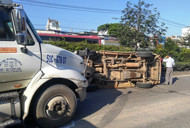 Chiếc ô tô lật ngay trước đầu container.