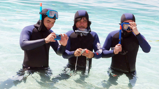 Hoàng Chi Hùng (giữa) thám sát biển Trường Sa