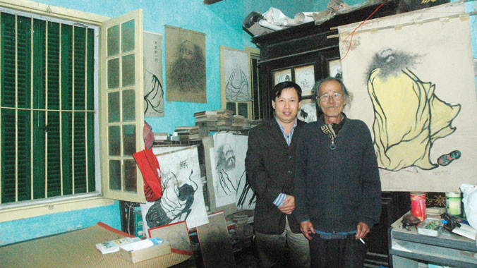 Nhà thơ Trần Vàng Sao và tác giả.Ảnh: T.N.A