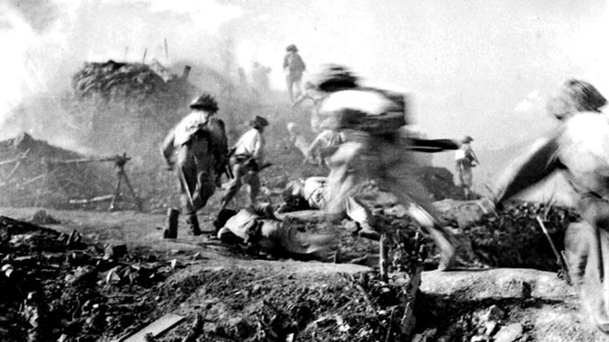 Bộ đội ta tiến lên tiêu diệt địch tại đồi C1. Ảnh: TTXVN