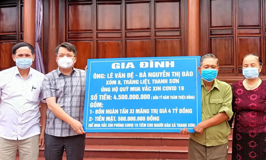 Tiếp nhận ủng hộ Quỹ Vaccine phòng chống COVID-19 của gia đình ông Lê Văn Đệ. Ảnh: Báo TNMT