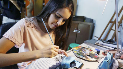 Nữ họa sỹ trẻ đổi đời nhờ vẽ giày tặng Messi