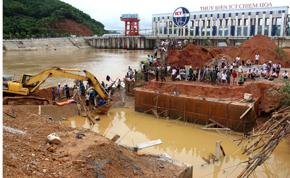 Các lực lượng cứu hộ nỗ lực tìm kiếm các nạn nhân bị mất tích. Ảnh: Zing.