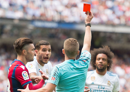 Marcelo bị truất quyền thi đấu ở phút 89 trong trận hòa Levante. Ảnh: Reuters.