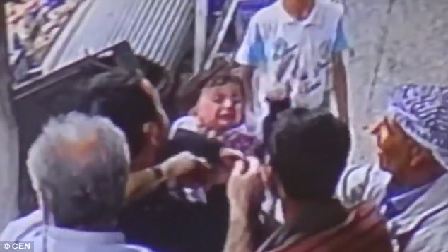 Người qua đường cứu sống bé gái rơi từ ban công chung cư.