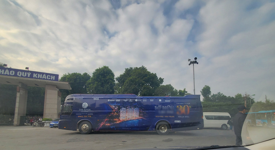 Hình ảnh chiếc xe 45 chỗ dán tràn kín ô tô tập kết tại cổng công viên Thống Nhất Hà Nội.