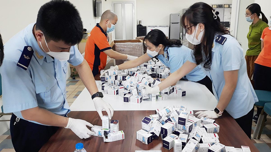 Lực lượng Hải quan kiểm tra thực tế lô thuốc nhập lậu