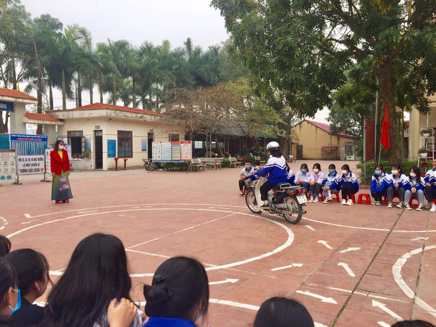 Giáo viên hướng dẫn học sinh về ATGT (ảnh tư liệu)