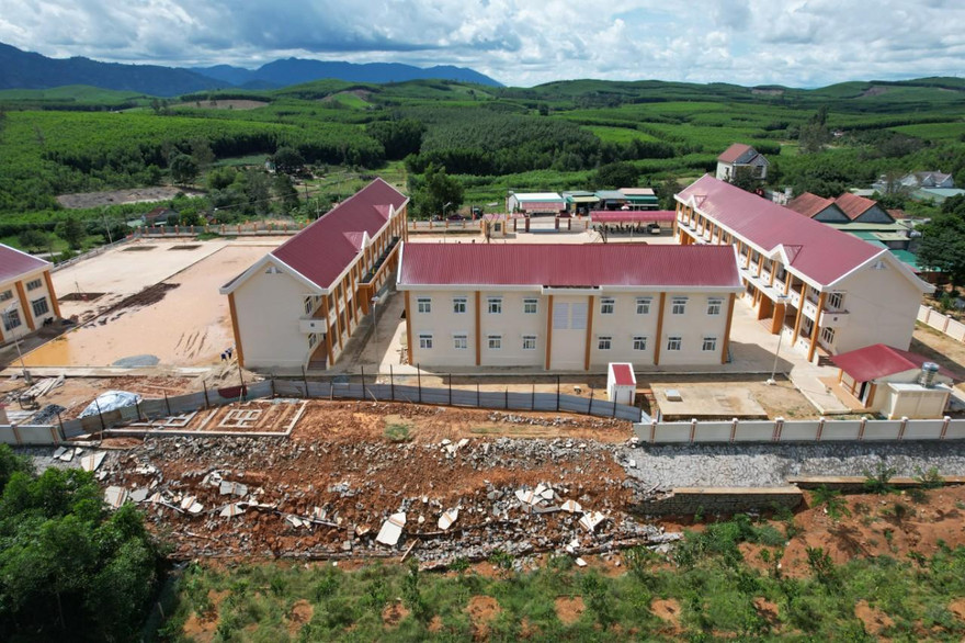 Bức tường bị sập dài hơn 50m, cao 1m