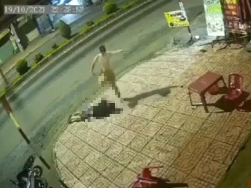 Ảnh chụp từ camera cảnh Nguyễn Khắc Dân dùng chân đá vào đầu anh Hồ Hữu Phước đang nằm bất tỉnh trên vỉa hè