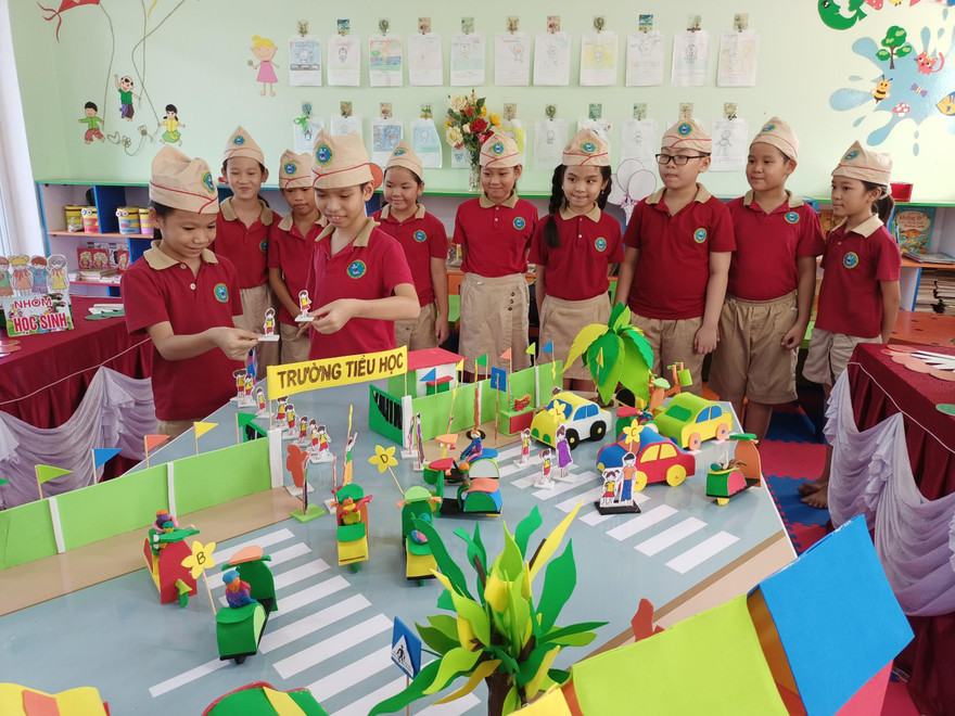 Các em học sinh Tiểu học cùng học về ATGT