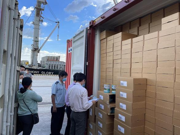 Lực lượng chức năng kiểm tra lô sữa viện trợ từ Úc về cảng Cát Lái chiều 12/11. Ảnh: Hải quan TP.HCM