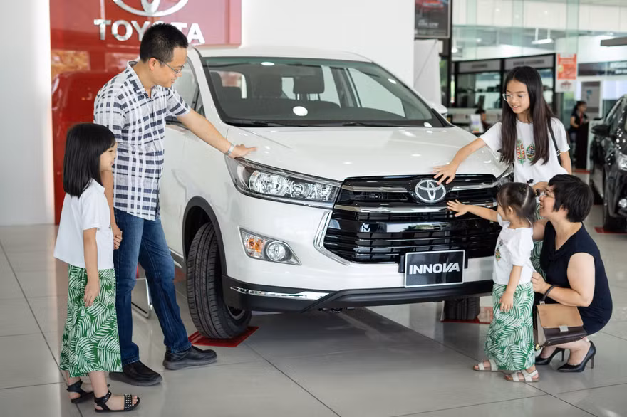 Khách hàng tìm hiểu các dòng xe của Toyota đang bày bán