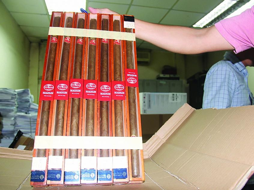 Nhiều điếu xì gà dài gần 50cm bị thu giữ. Ảnh: T.B