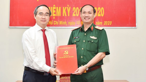 Bí thư Thành ủy TPHCM Nguyễn Thiện Nhân trao quyết định Phó Bí thư Đảng ủy Quân sự TP cho đồng chí Nguyễn Văn Nam. Ảnh: Việt Dũng/SGGP