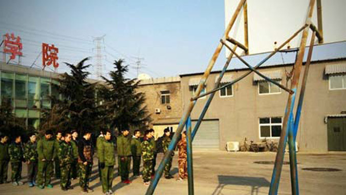 Một bài huấn luyện trong Trung tâm cai nghiện internet mang phong cách quân đội.