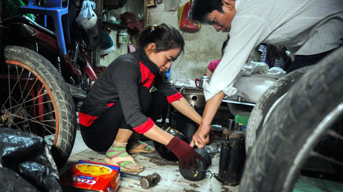 Dù sắp nhận được số tiền lớn, chị Hồng hàng ngày vẫn đẩy xe đi mua ve chai dưới cái nắng cháy da của Sài Gòn, chắt chiu từng đồng gửi về quê nuôi 2 con ăn học.