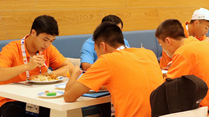 Công Phượng (trái, ngoài cùng) thích nghi khá tốt chuyện ăn uống ở Singapore.