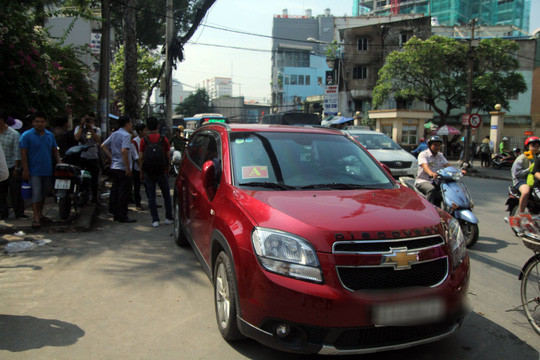 Xe dán logo ngành công an đỗ trước cổng Bệnh viện Từ Dũ. Ảnh: NLĐ