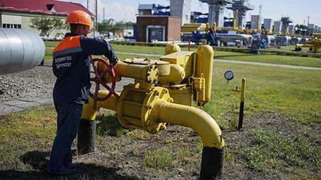 Công nhân làm việc tại một trạm lưu trữ khí đốt ở Tây Ukraine. Ảnh: Reuters