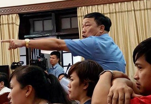 Ông Nguyễn Văn Đệ (áo xanh) chỉ tay thẳng tay về phía các cơ quan ban, ngành tỉnh. Ảnh VTC.