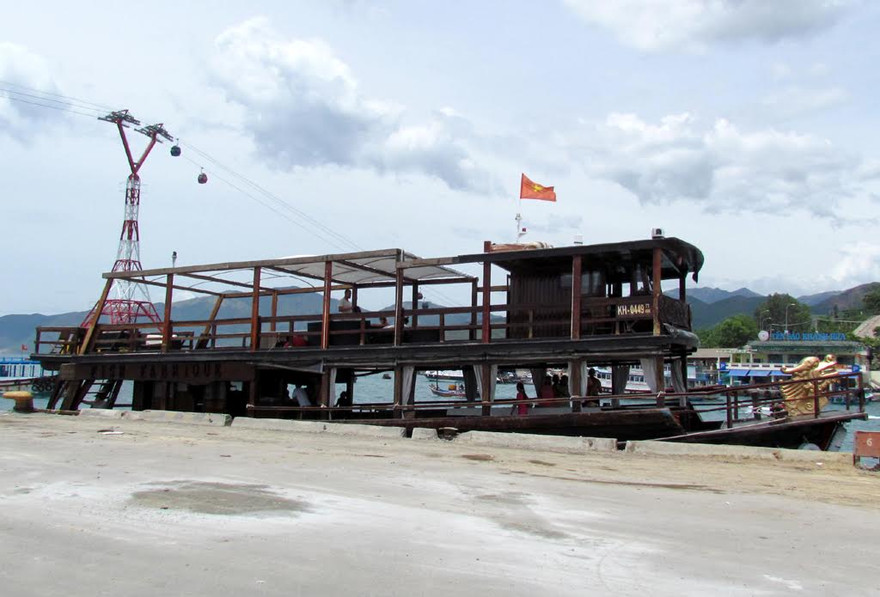 Tàu Fish Fabrique phải bỏ tour, neo tại cảng.