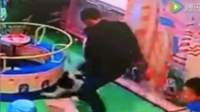 Người đàn ông đá vào lưng bé trai. Ảnh cắt từ video.