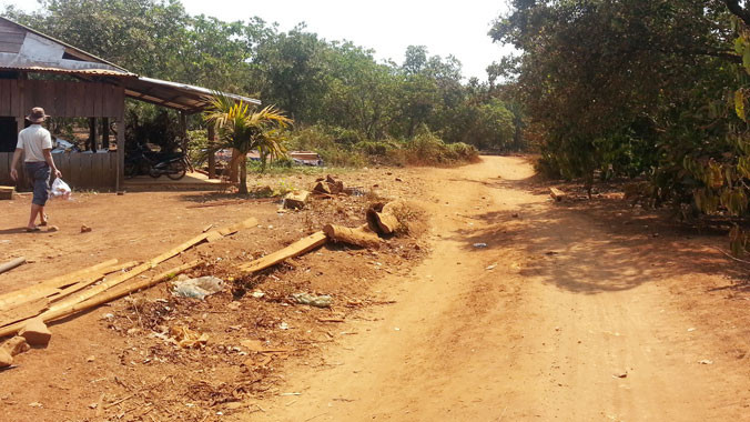 Một đoạn đường đi qua đất của ông Sỹ. Ảnh: Sáu Nghệ