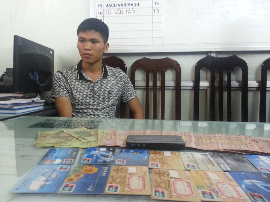 Đối tượng Feng Hai Qiang (Phong Hải Cường) và tang vật vụ án.